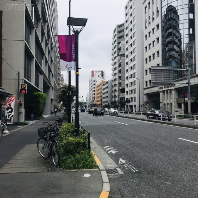 フレンシア四谷左門町 ビル前面道路