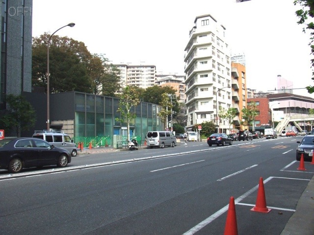 広尾リープレックスビズビル ビル前面道路