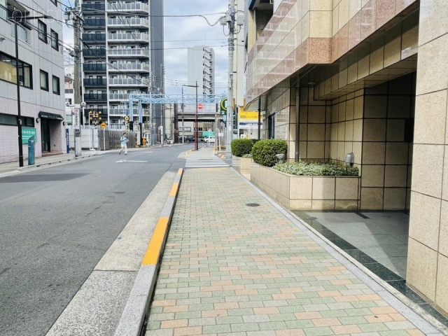 トスビル　前面歩道