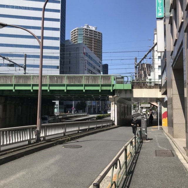 セイザ新宿 ビル前面道路