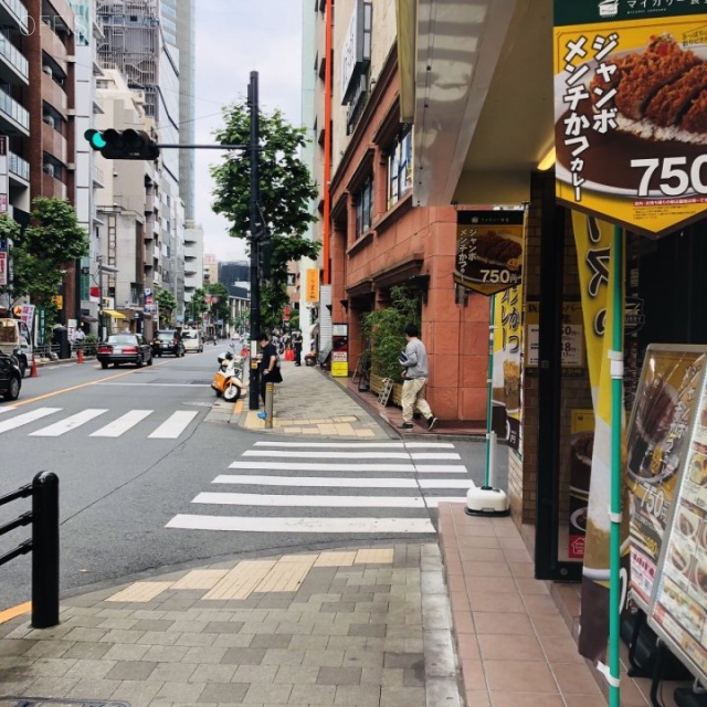 三沖ビル ビル前面道路