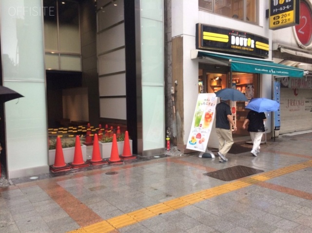 上野Cーroadビル ビル前面道路