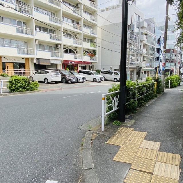 グリュック代官山 ビル前面道路