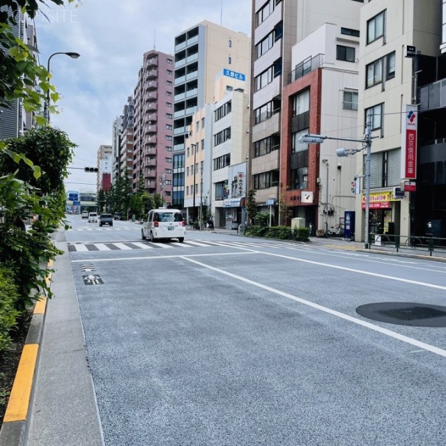 若林ビル 前面に明治通り