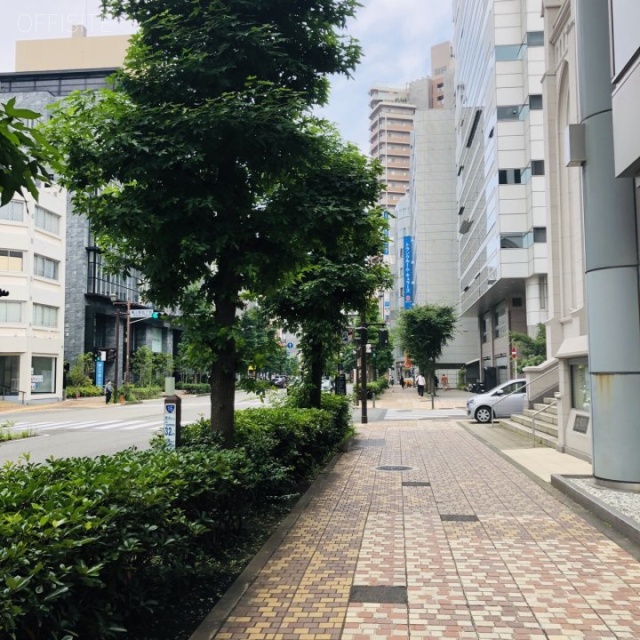 関内董友ビル ビル前面道路