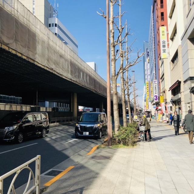 阪急阪神上野御徒町ビル ビル前面道路