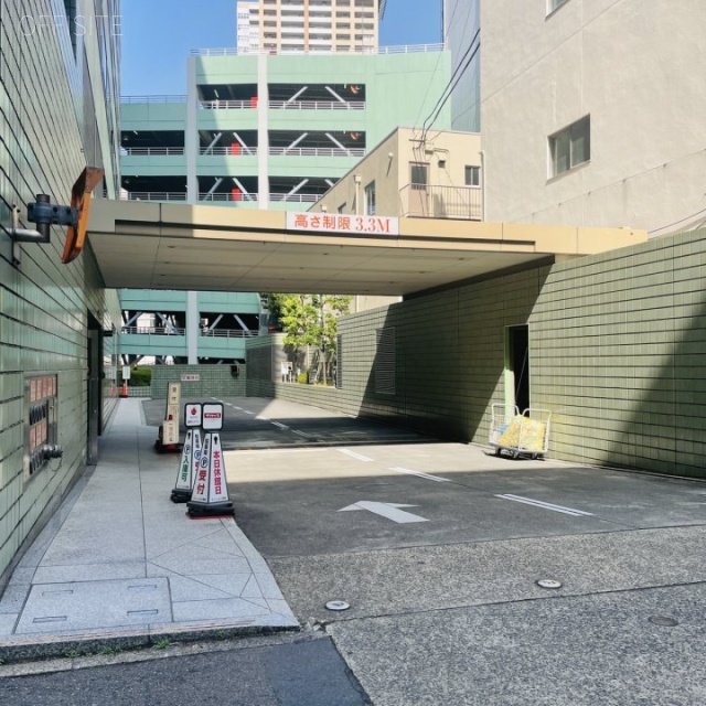 グリーンビルディング　駐車場入口