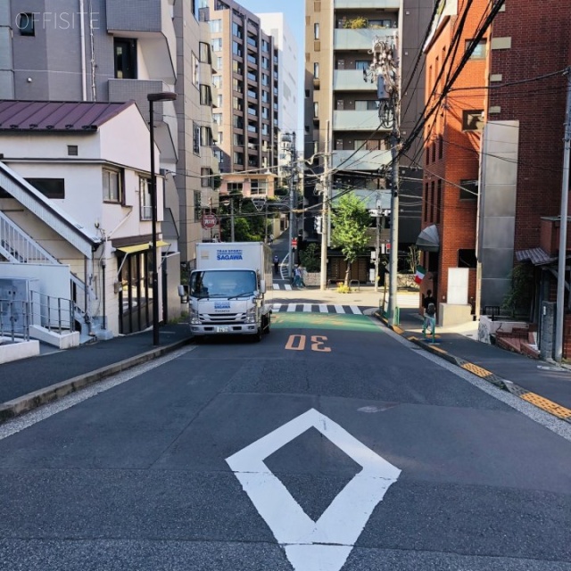 TWG麹町　ビル前面道路