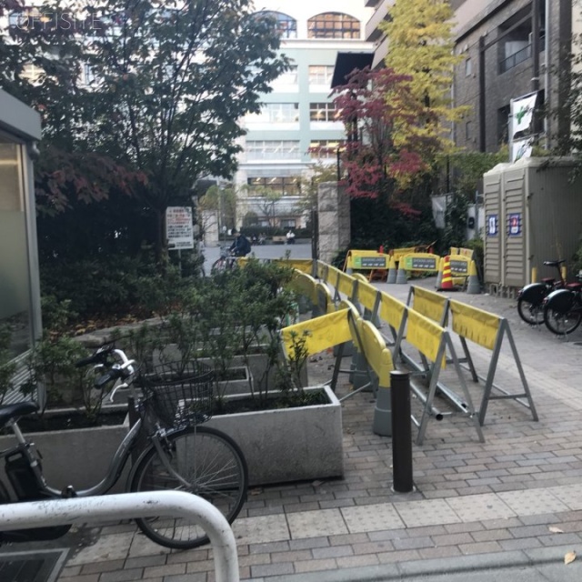 秋本ビル ビル前面道路