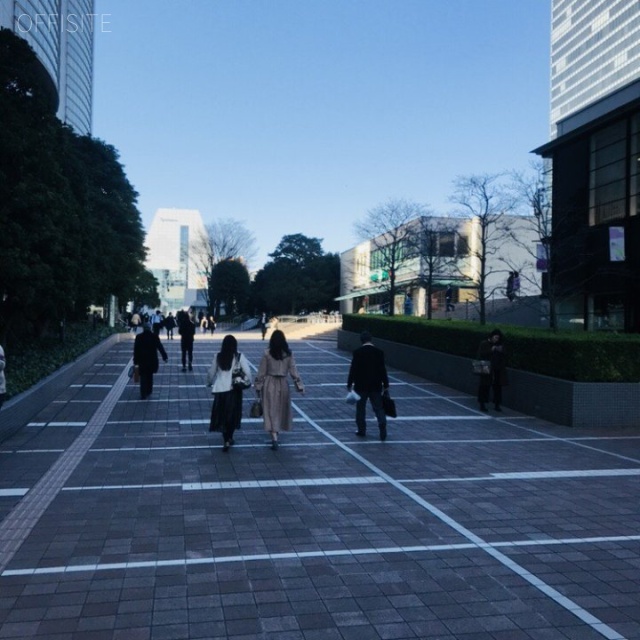 小田急サザンタワー ビル前面道路