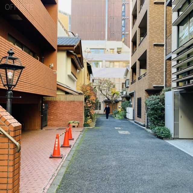 泉館花鳥風月 ビル前面道路