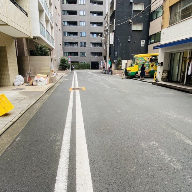 西井ビル ビル前面道路