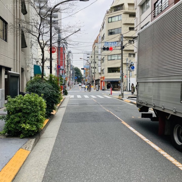 マーキュリースクエア　ビル前面道路