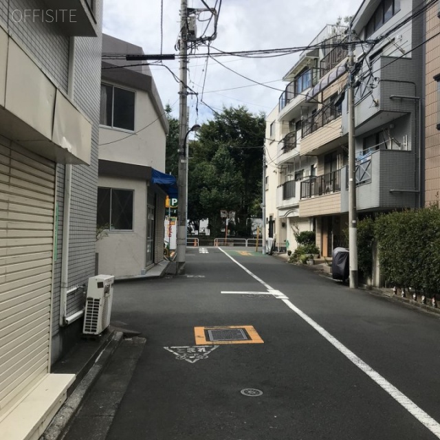 サンドゥエルオカダ ビル前面道路