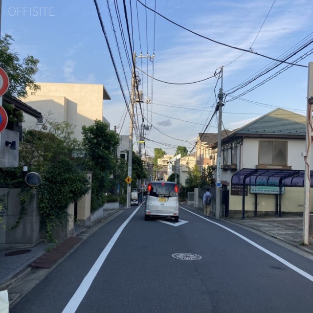 サンク成城 ビル前面道路