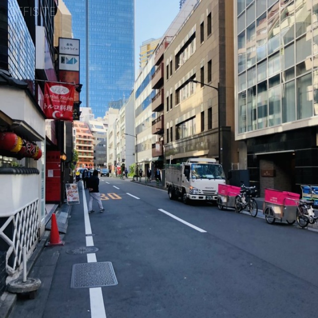ラミアール赤坂 ビル前面道路