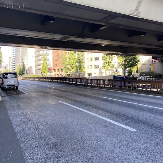 辰ビル ビル前面道路