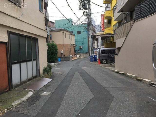 ソーラ・デ・吉岡 ビル前面道路