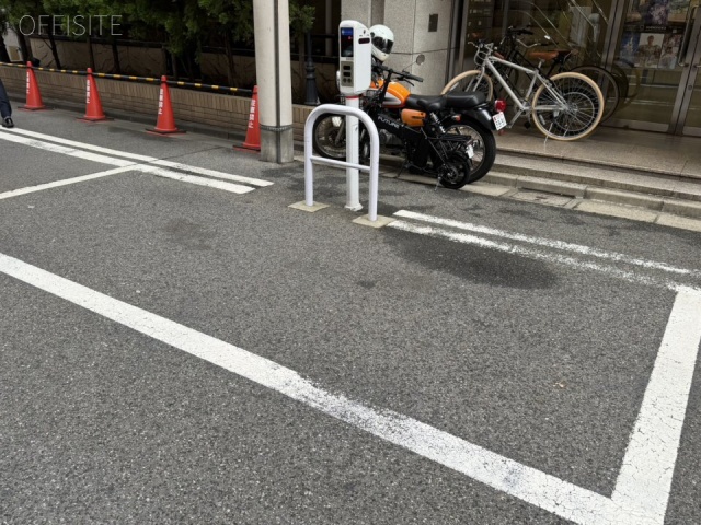 日本橋NYビル　前面に白枠駐車場