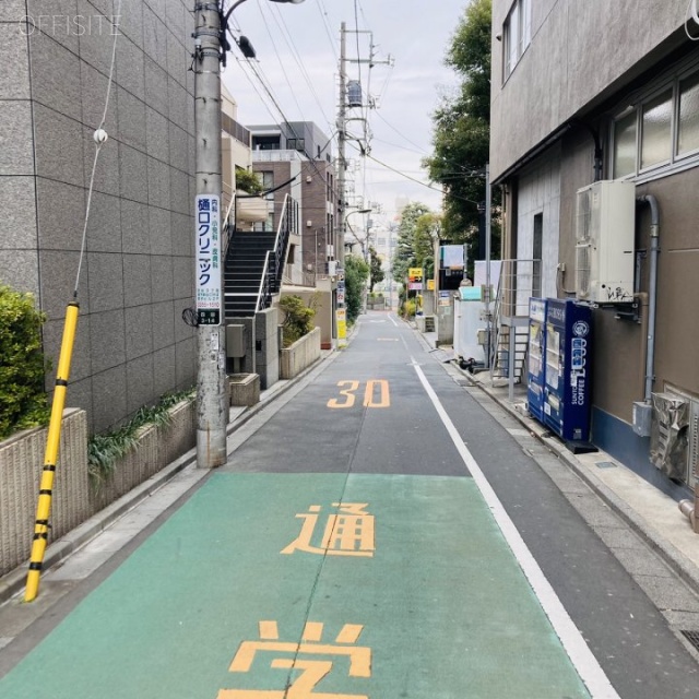 UUR四谷三丁目ビル 側道