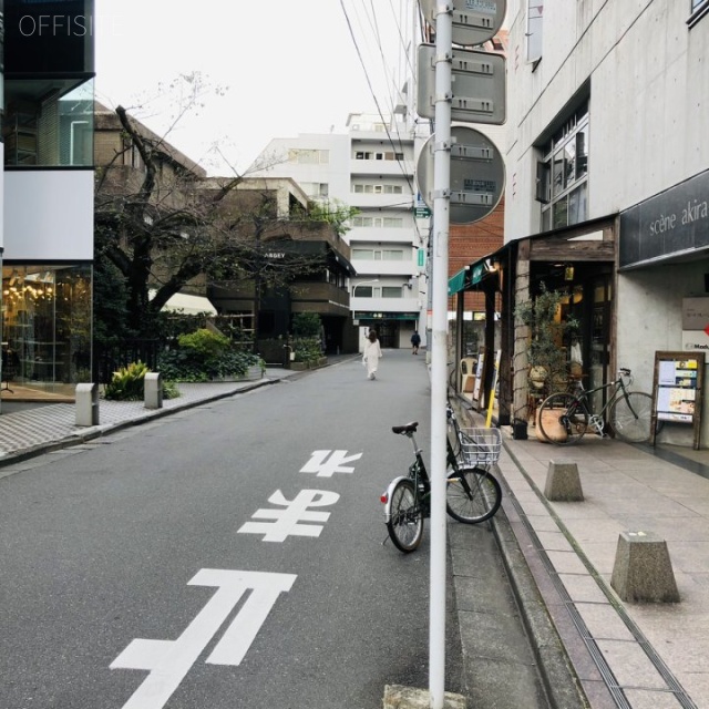 SCENEAKIRA(セーヌアキラ) ビル前面道路