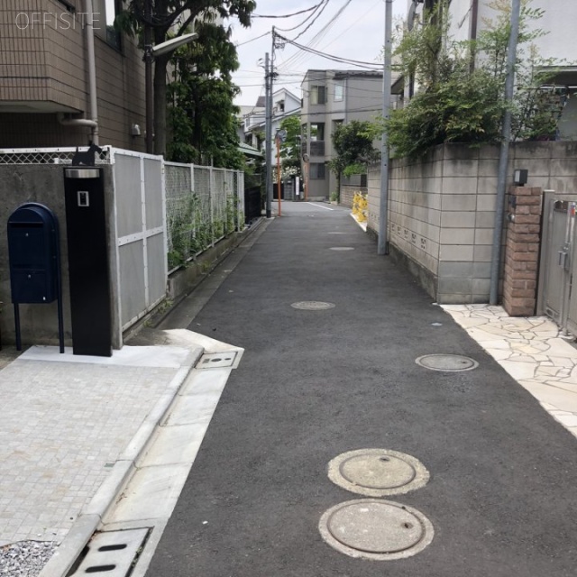 赤坂7丁目戸建 ビル前面道路