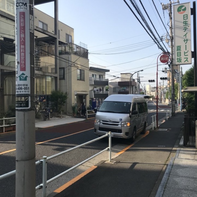 桂ビル ビル前面道路