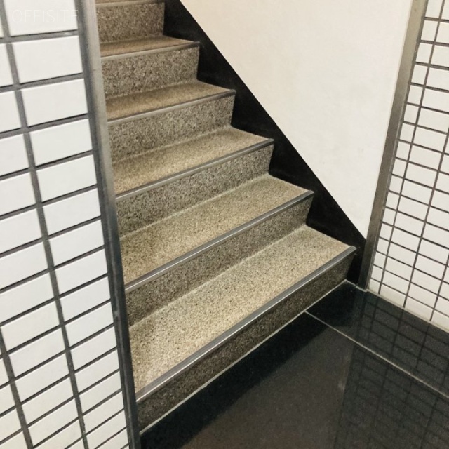 第二山内ビル エントランス