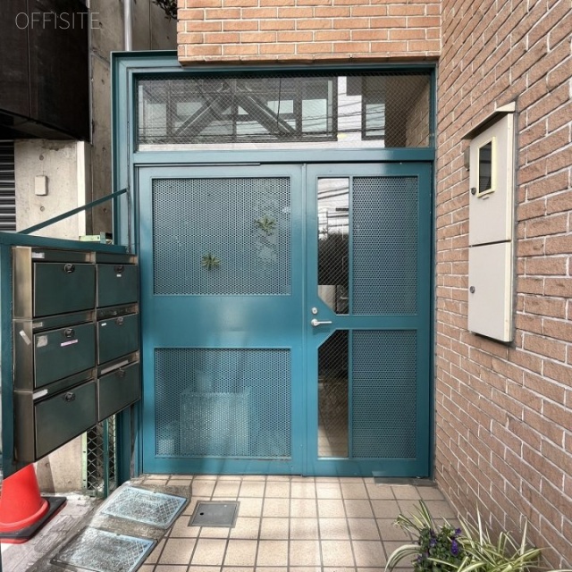 WELL原宿 オフィスビル出入口