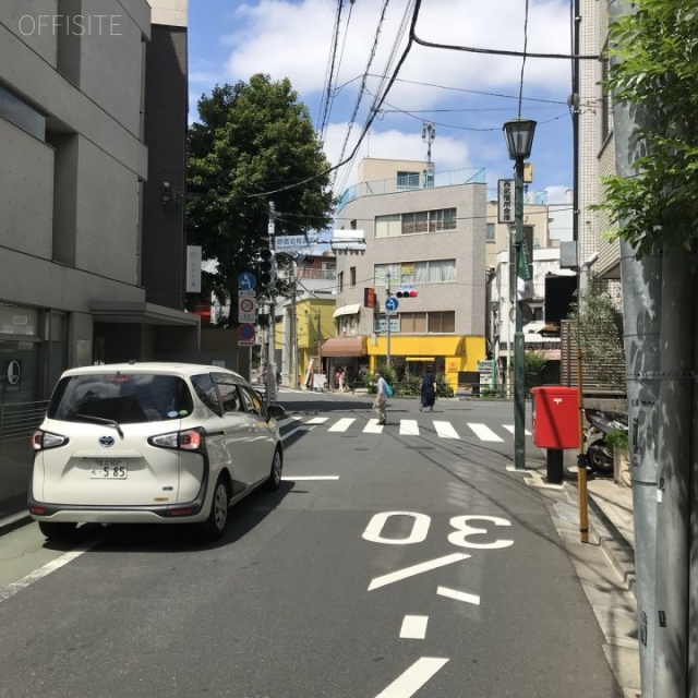 アケラビル ビル前面道路