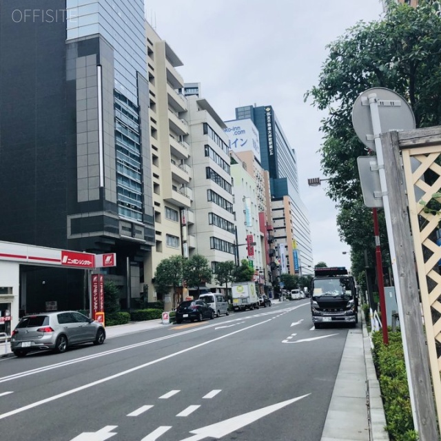 OVALビル ビル前面道路