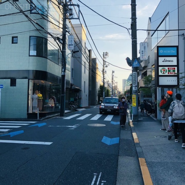 カーサ青山 ビル前面道路