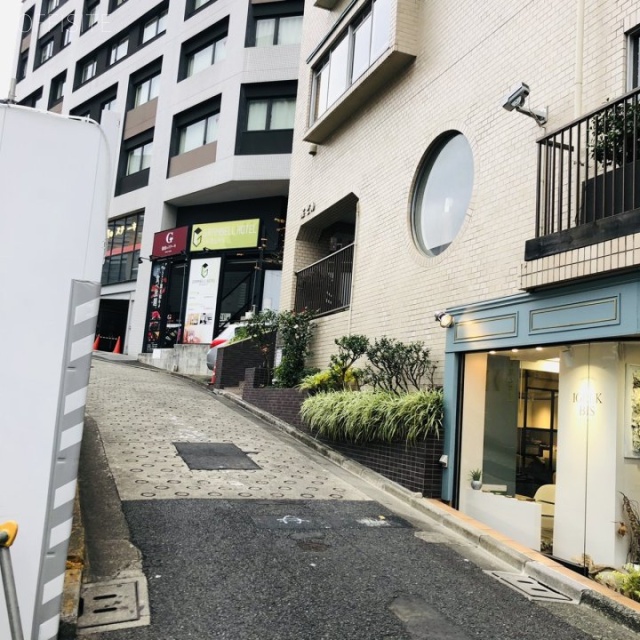 堀ビル ビル前面道路