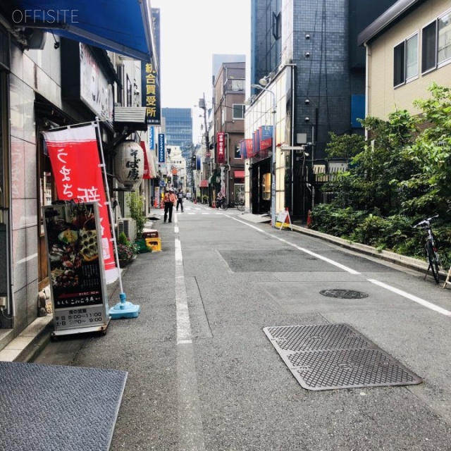 リューツウ本店ビル ビル前面道路