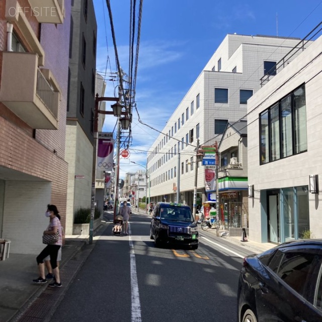 グランデュオ神山町 ビル前面道路