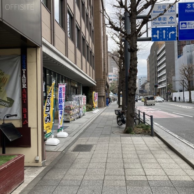 西田ビル 前面歩道