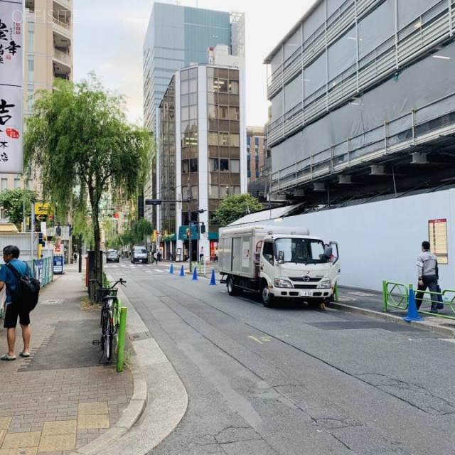 京橋・昌平ビル ビル前面道路
