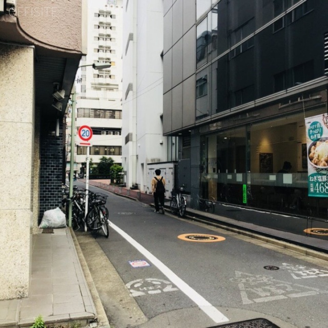 恒信ビル ビル横道路
