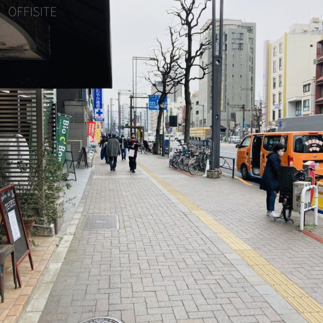 シャンブル戸張 ビル前面道路