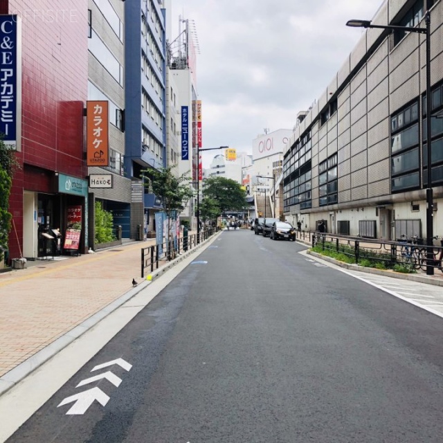 岡田タイルビル ビル前面道路