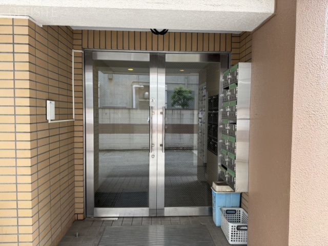 メゾンド六番町　オフィスビル出入口