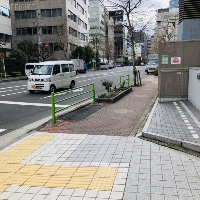 ヒューリック新京橋ビル　ビル前面道路