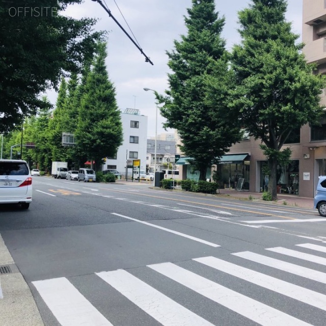 バルビゾン37 ビル前面道路