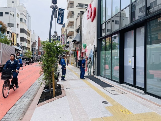A*G浅草　前面歩道