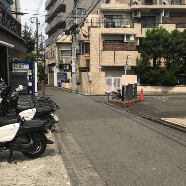 グランドステータス北新宿 ビル前面道路