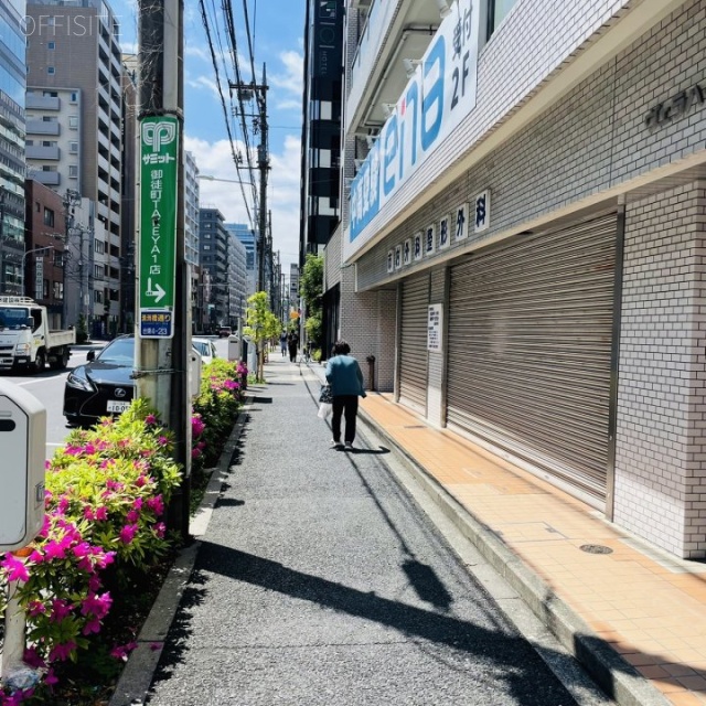 ヴェラハイツ御徒町 前面歩道