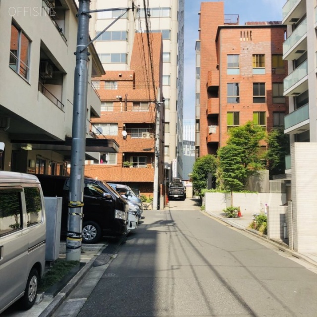 BS赤坂(ガルバスタジオ赤坂) ビル前面道路