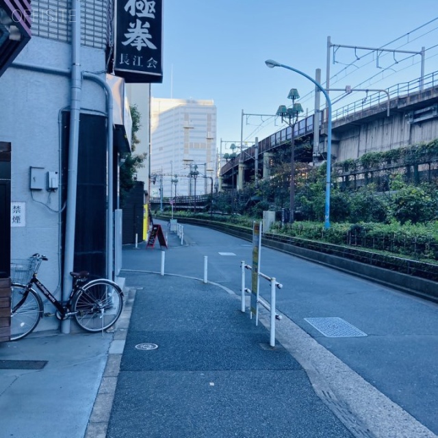 新宿WEST COURT　ビル前面道路