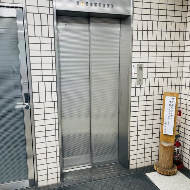 新井ビル エレベーター