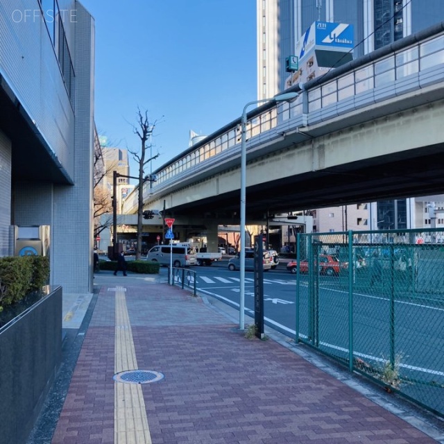 池袋パークビル ビル前面道路